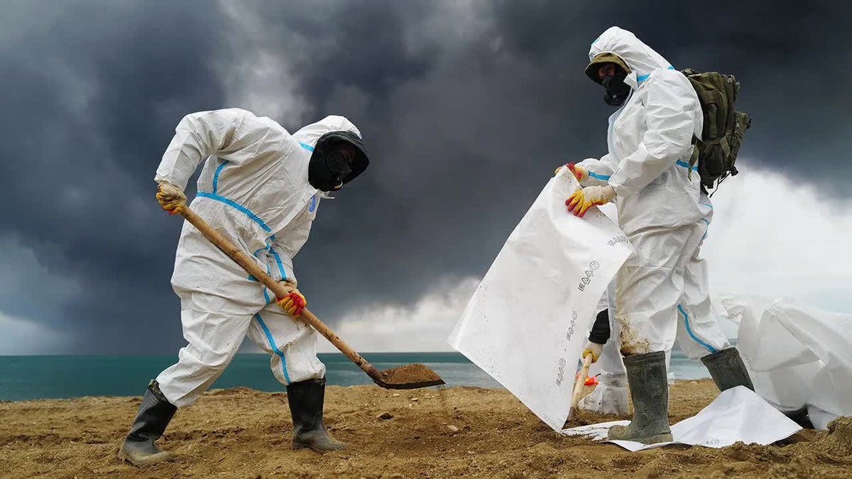 Ukraine tấn công dồn dập - 'Mưa đen' trút xuống nước Nga: Chuyên gia cảnh báo về thảm họa sinh thái