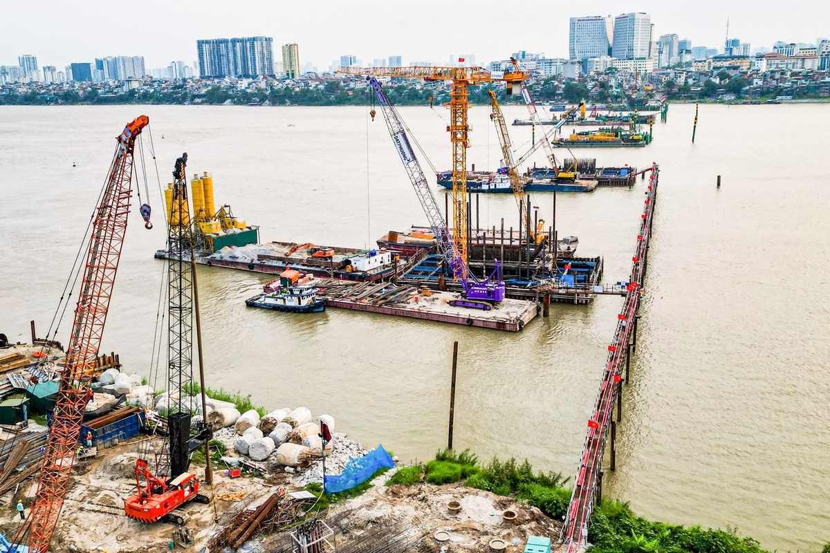 Tấp nập thi công cầu vượt sông Hồng gần 16.000 tỷ đồng
