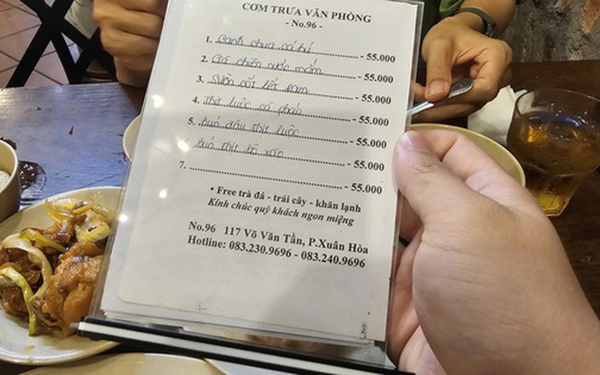 Từ quán cơm đến cà phê lề đường đều than khó giữ giá bán như cũ