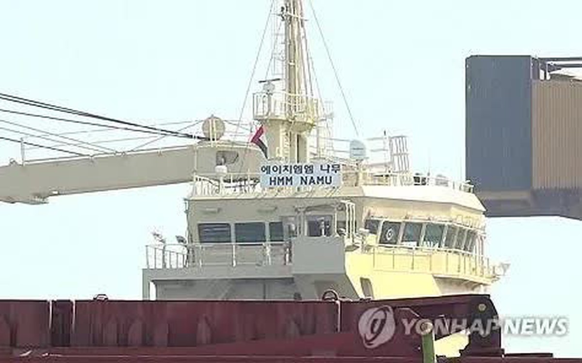 Hàn Quốc điều tra vụ tàu hàng trúng vật thể lạ ở eo biển Hormuz
