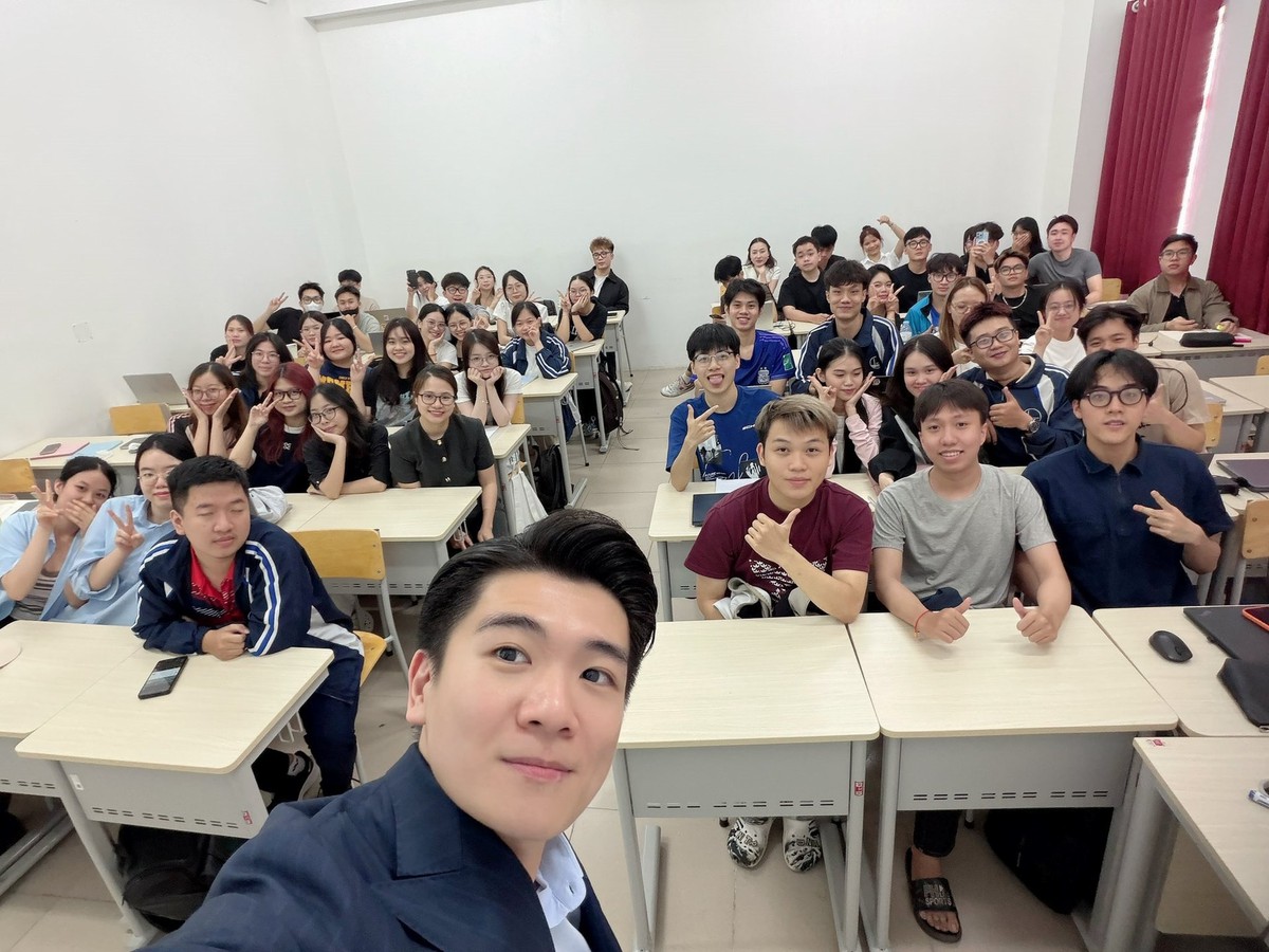 Chủ tịch Đỗ Quang Vinh bất ngờ làm "thầy giáo"