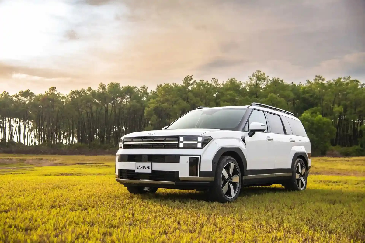 Tháng 5, Hyundai Santa Fe khuyến mại 220 triệu, Stargazer hơn 100 triệu