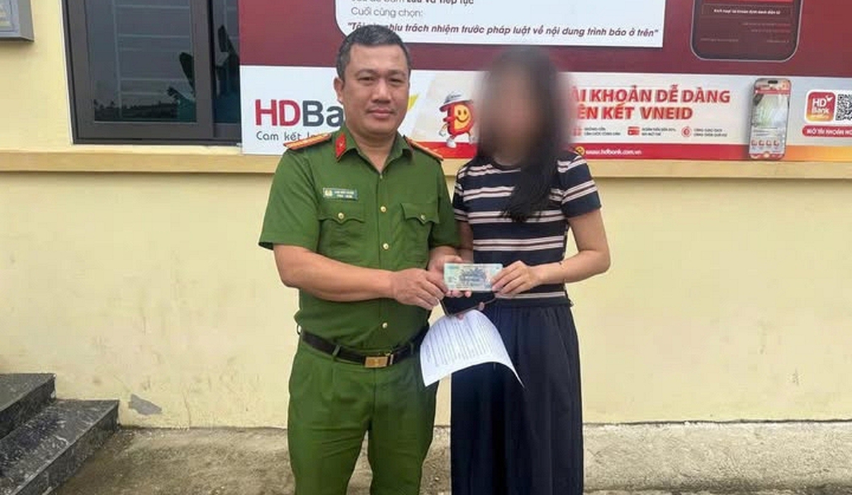 Cô gái trẻ lập tức rút toàn bộ số tiền được chuyển khoản, mang đến trụ sở công an