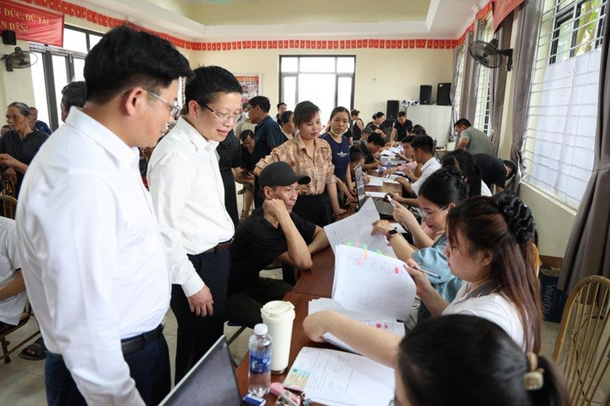 Hàng trăm hộ dân ở một xã Hà Nội ngồi chật kín nhà văn hóa nhận tiền đền bù đất tại siêu dự án 925.000 tỷ đồng có quy mô lớn nhất lịch sử Vingroup