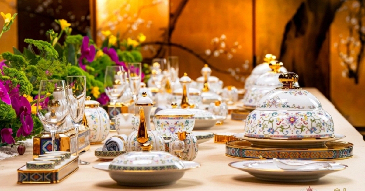 "Bảo tướng vận thái" - Bộ bát đĩa sứ giá 76 triệu đồng đặc biệt dùng trong quốc yến thiết đãi ông Trump
