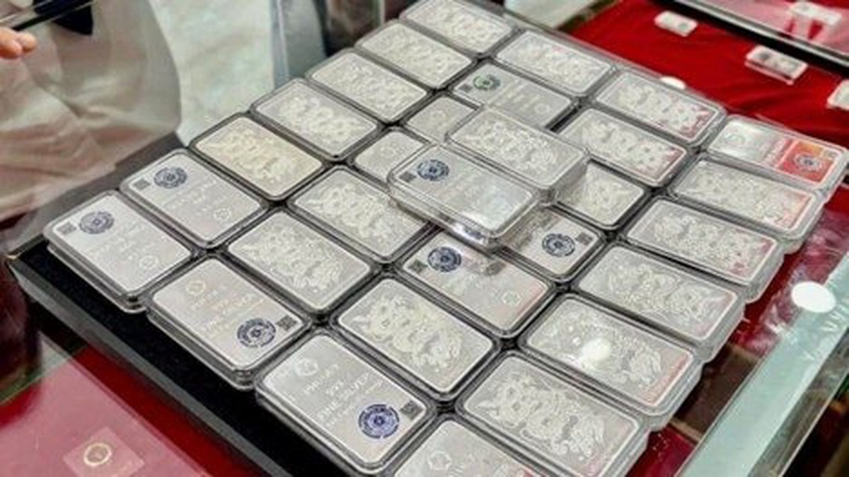 Giá bạc lao dốc, bay hơn 9% chỉ trong 1 ngày