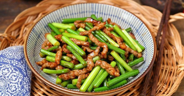 Cận cảnh chợ đầu mối Thủ Đức vào mùa trái cây, ngập sầu riêng, vải, mận - Ảnh 13