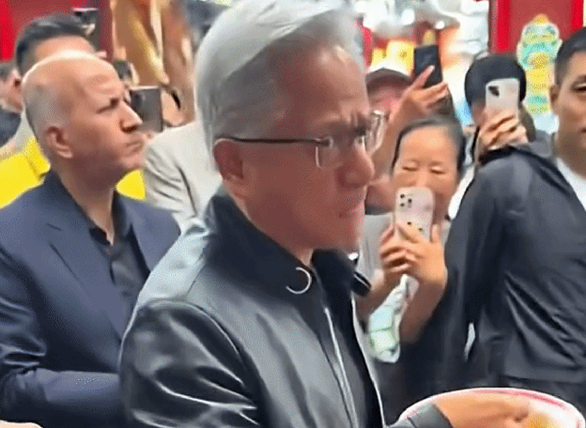 CEO Nvidia đứng ăn mì bình dân, mặc áo da dù Bắc Kinh nóng 30 độ