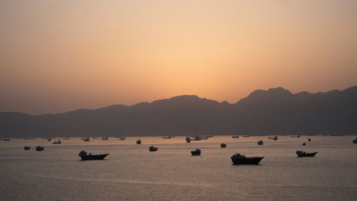 Hormuz không chỉ có dầu: Iran đang nắm một “công tắc” có thể khiến cả thế giới tê liệt