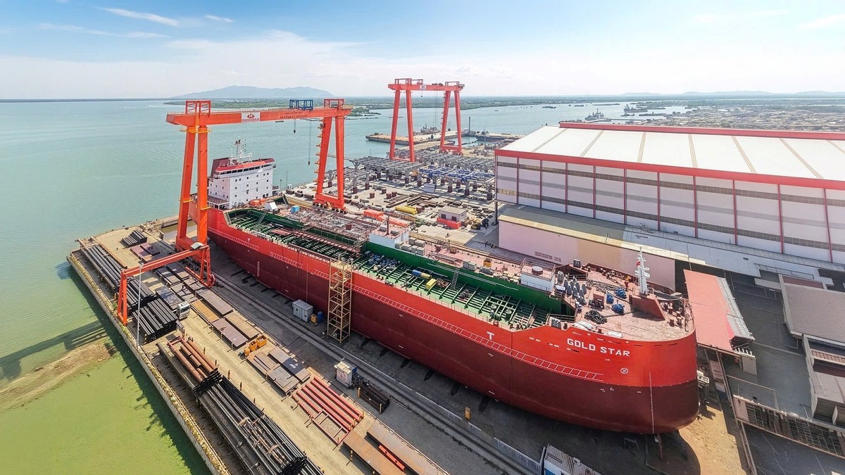 Sau khi làm vòm thép lớn nhất hành tinh, 'đại gia' Việt bất ngờ hạ thủy tàu 21.800 DWT tự đóng lần đầu tiên