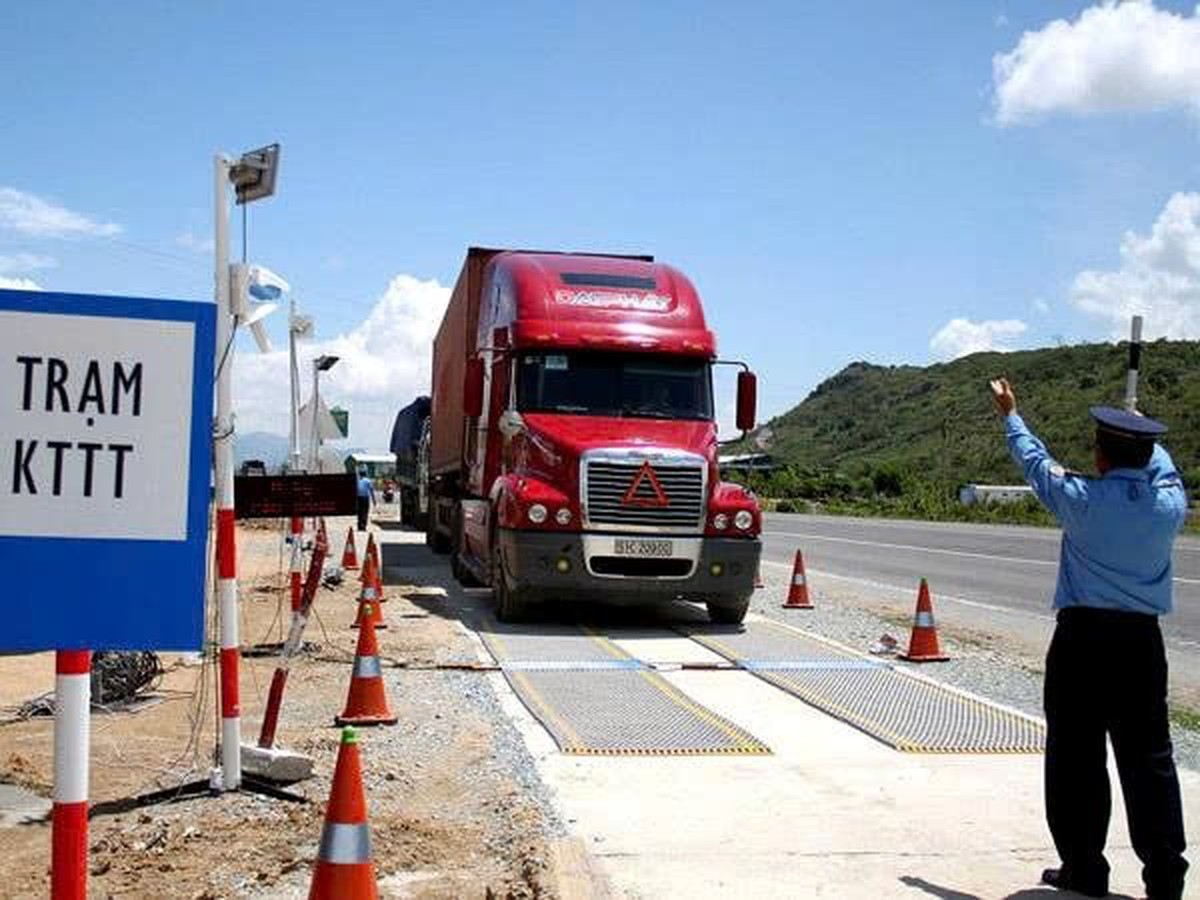 Phát hiện xe tải màu đỏ lạ, công an Việt Nam lập tức theo dõi giám sát