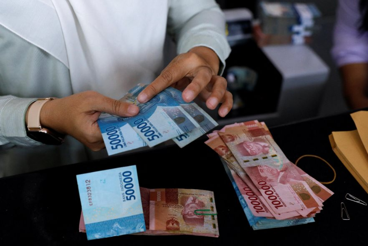 Đồng tiền của nền kinh tế lớn nhất Đông Nam Á chạm đáy lịch sử, chứng khoán sụt 3,46%, người dân gánh nợ hơn 5,8 tỷ USD chống chọi lạm phát