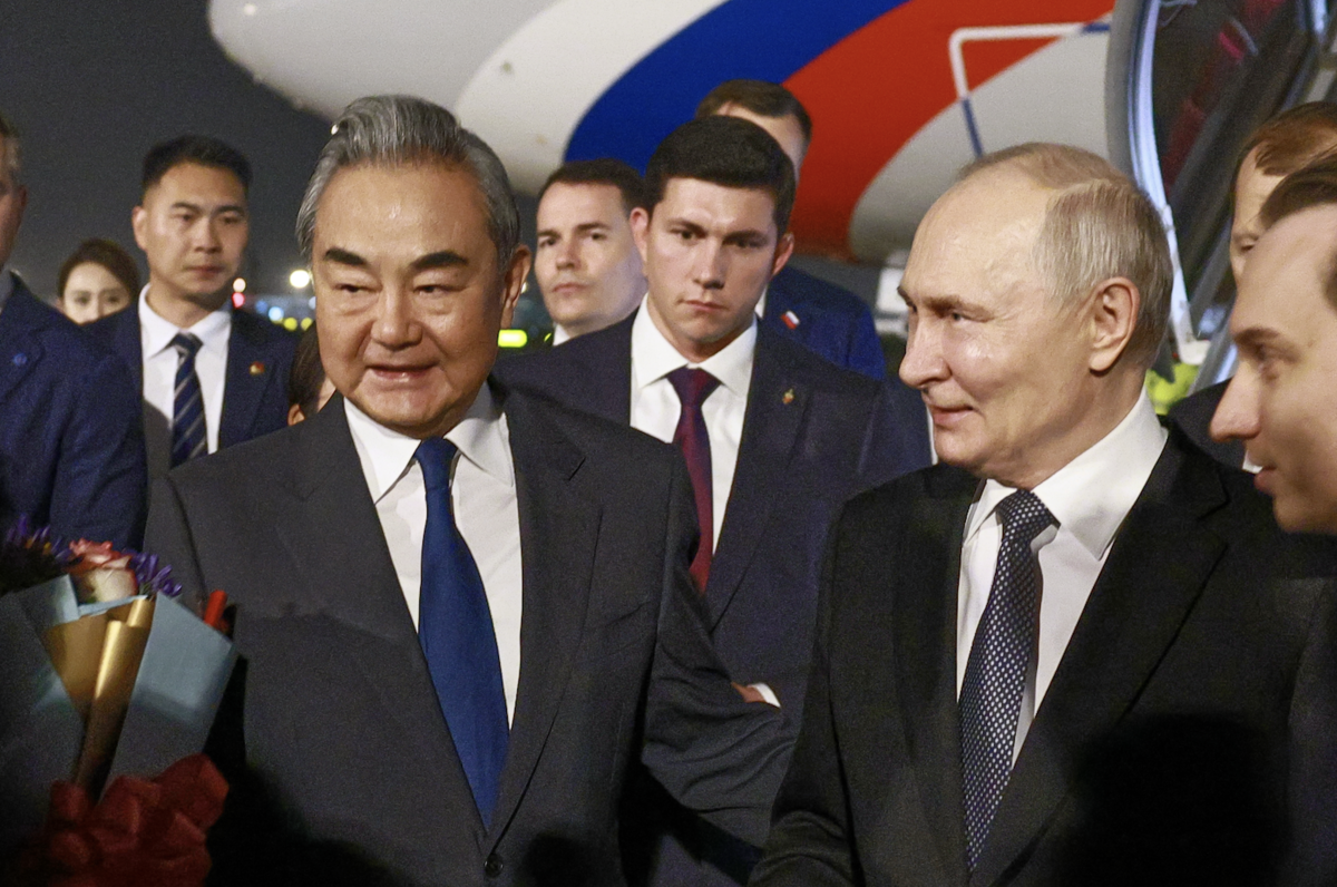 Ngoại trưởng Trung Quốc Vương Nghị ra sân bay đón Tổng thống Nga Putin