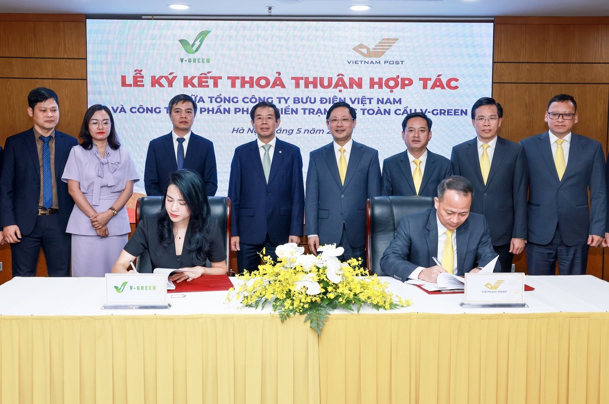 Tỷ phú Phạm Nhật Vượng bắt tay Vietnam Post lắp 16.000 tủ đổi pin xe máy và 2.000 trụ sạc ô tô điện, mỗi điểm cách nhau trung bình 2,82 km