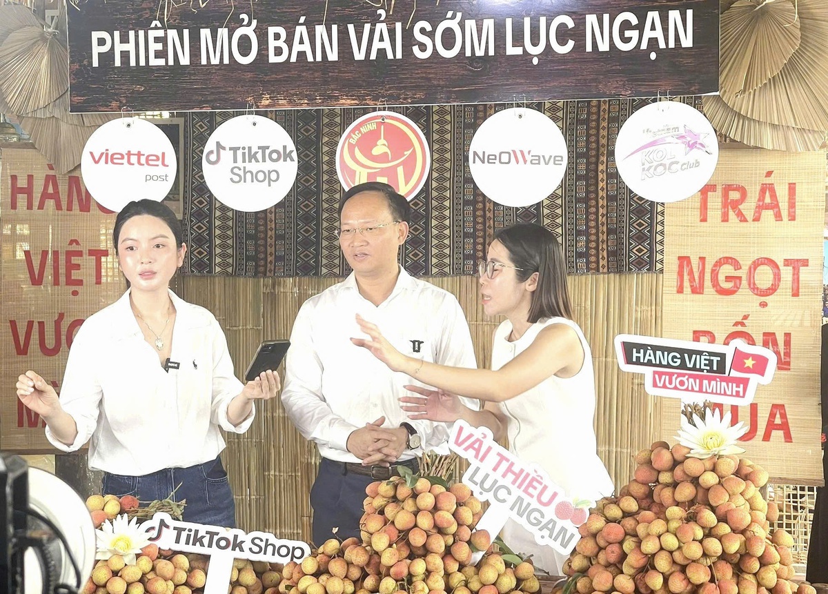 Phó Chủ tịch tỉnh Bắc Ninh livestream bán vải, chốt hơn 31 tấn đơn hàng