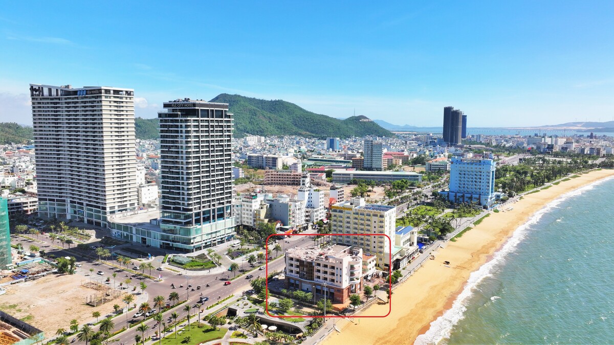 Cận cảnh tháo dỡ khách sạn hạng sang chắn biển Quy Nhơn