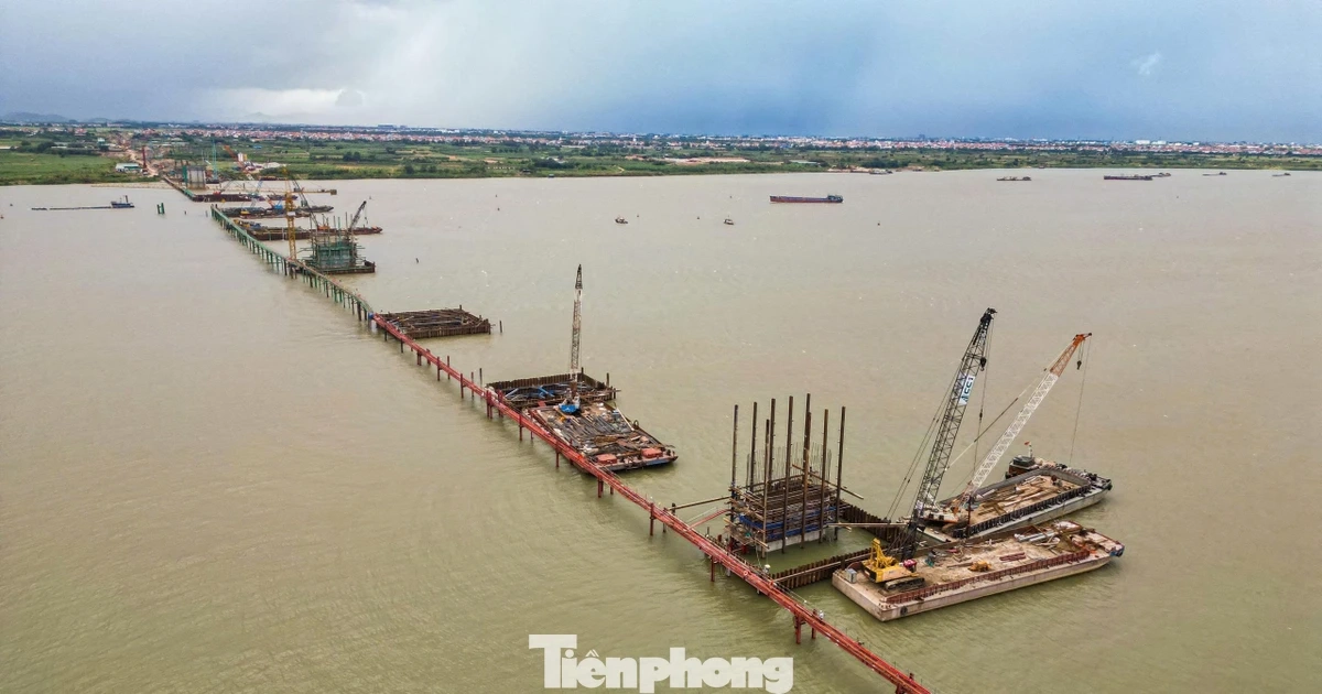Trụ chính cầu Hồng Hà dần lộ diện giữa sông Hồng