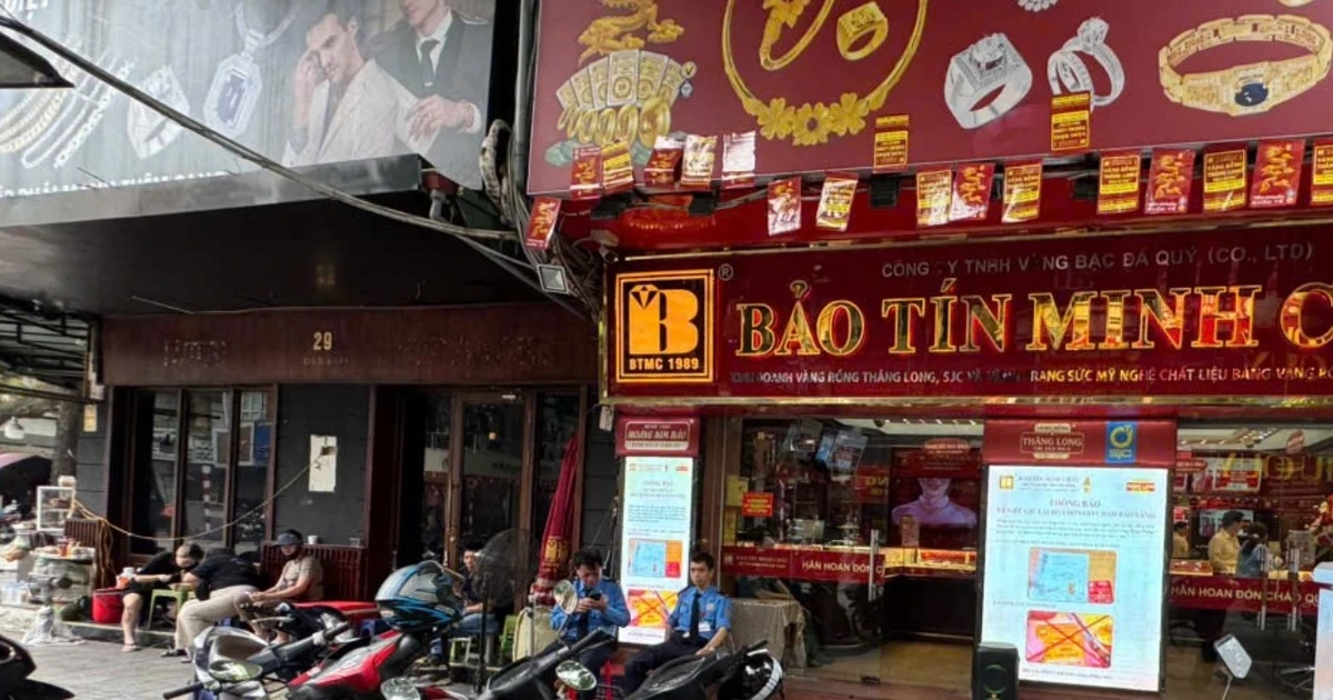 Cảnh tượng lạ trên 'phố vàng' Hà Nội