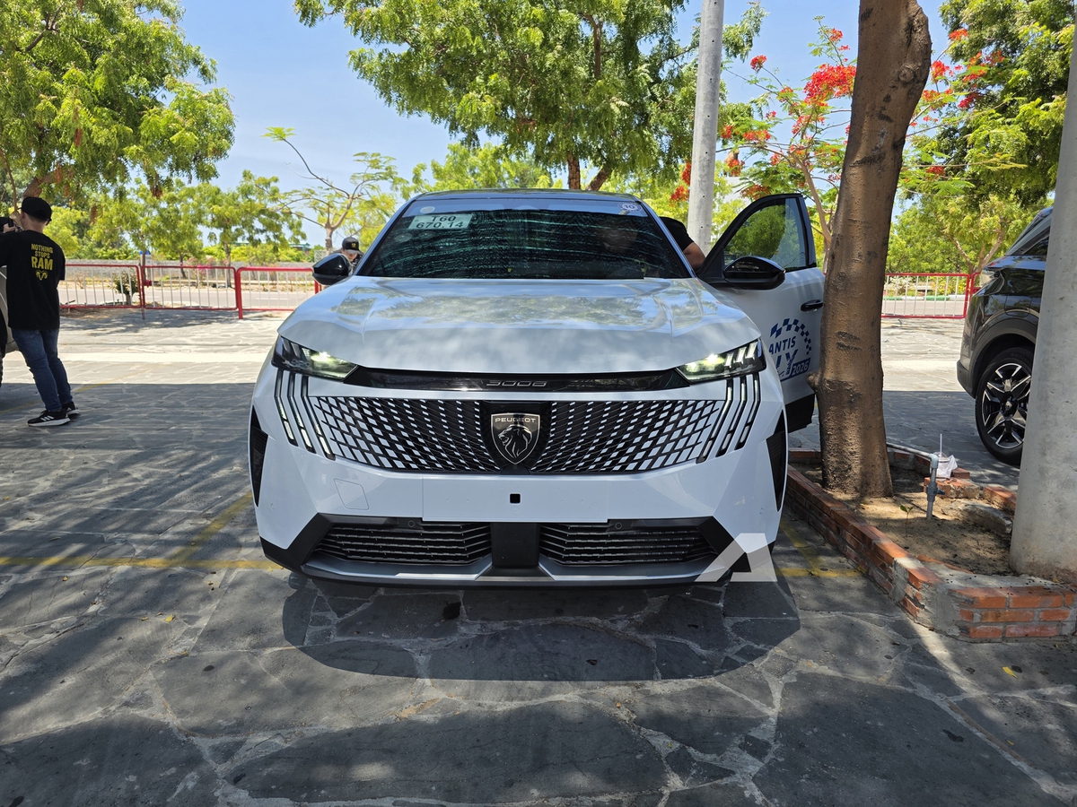 Ảnh thực tế Peugeot 3008 đời mới tại Việt Nam: Dáng coupe sành điệu, màn cong siêu dài, chờ giá để cạnh tranh CX-5, Tucson