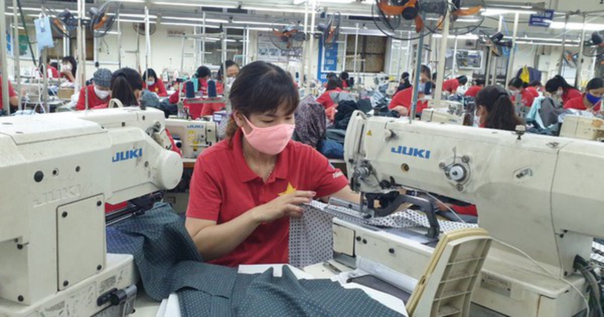 Lao động nữ nuôi con dưới 12 tháng tuổi có được về sớm?