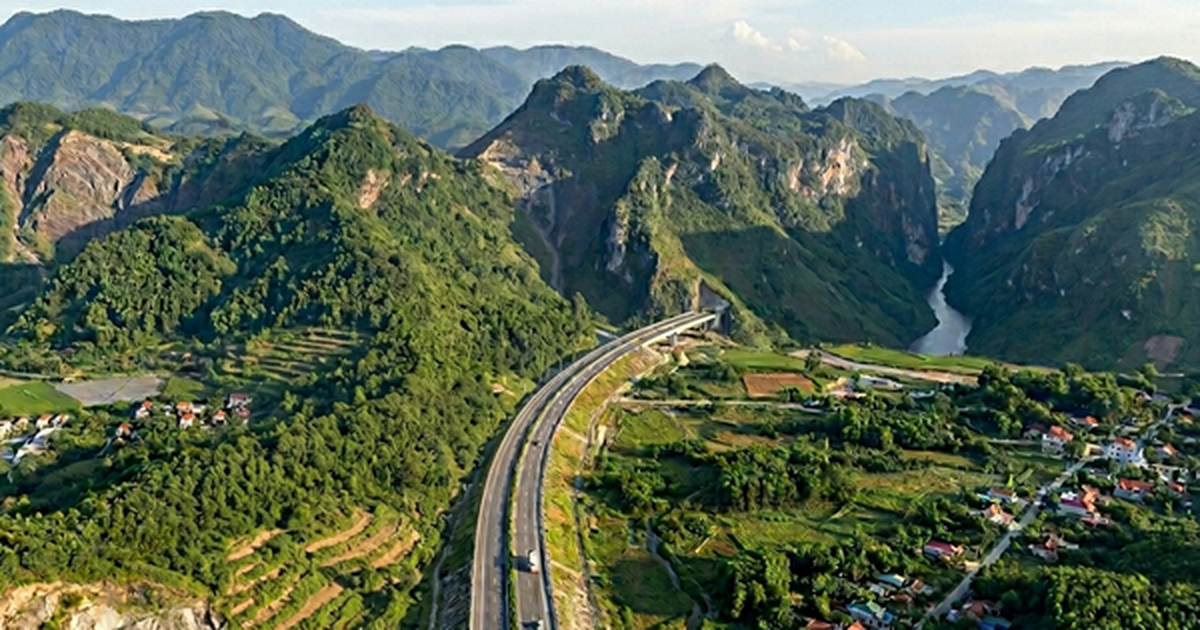 Đoạn tuyến dài 22km thuộc dự án cao tốc 43.700 tỷ băng qua 2 con đèo hiểm trở: Huy động hàng trăm người và thiết bị thực hiện, nhiều 'điểm nghẽn' cần tháo gỡ