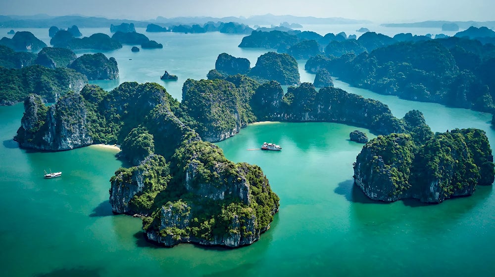 Việt Nam có vịnh biển vừa được Mỹ xếp top 3 Đông Nam Á, hòn đảo đẹp nhất cách Hà Nội vài giờ chạy xe nhưng lại vắng hoe - Ảnh 1