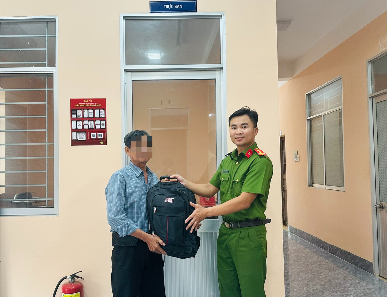 Người đàn ông ở Tây Ninh nhặt được balô chứa nhiều vàng, tiền - Ảnh 1