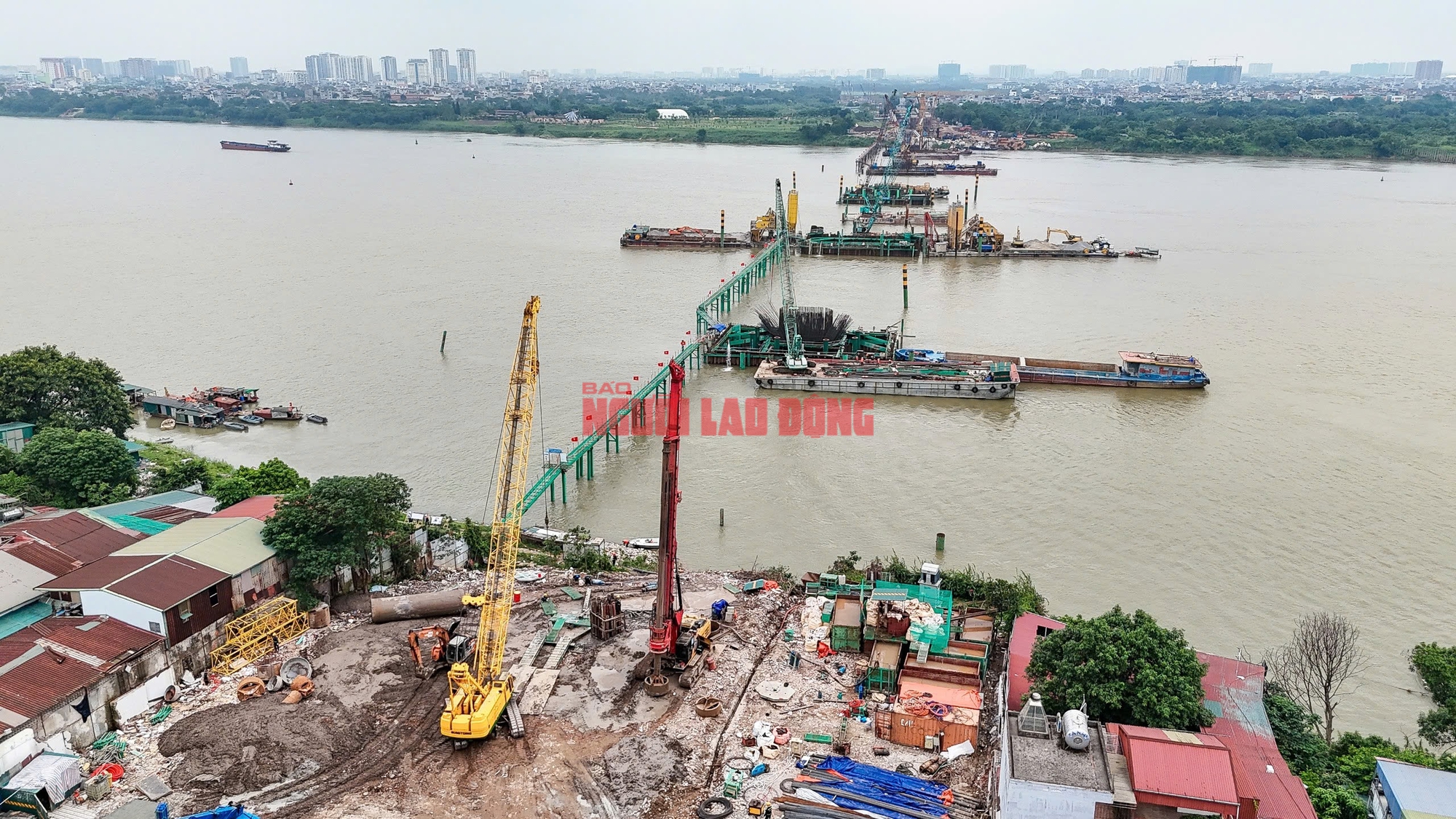 Cận cảnh giải phóng mặt bằng các cây cầu bắc qua sông Hồng - Ảnh 4