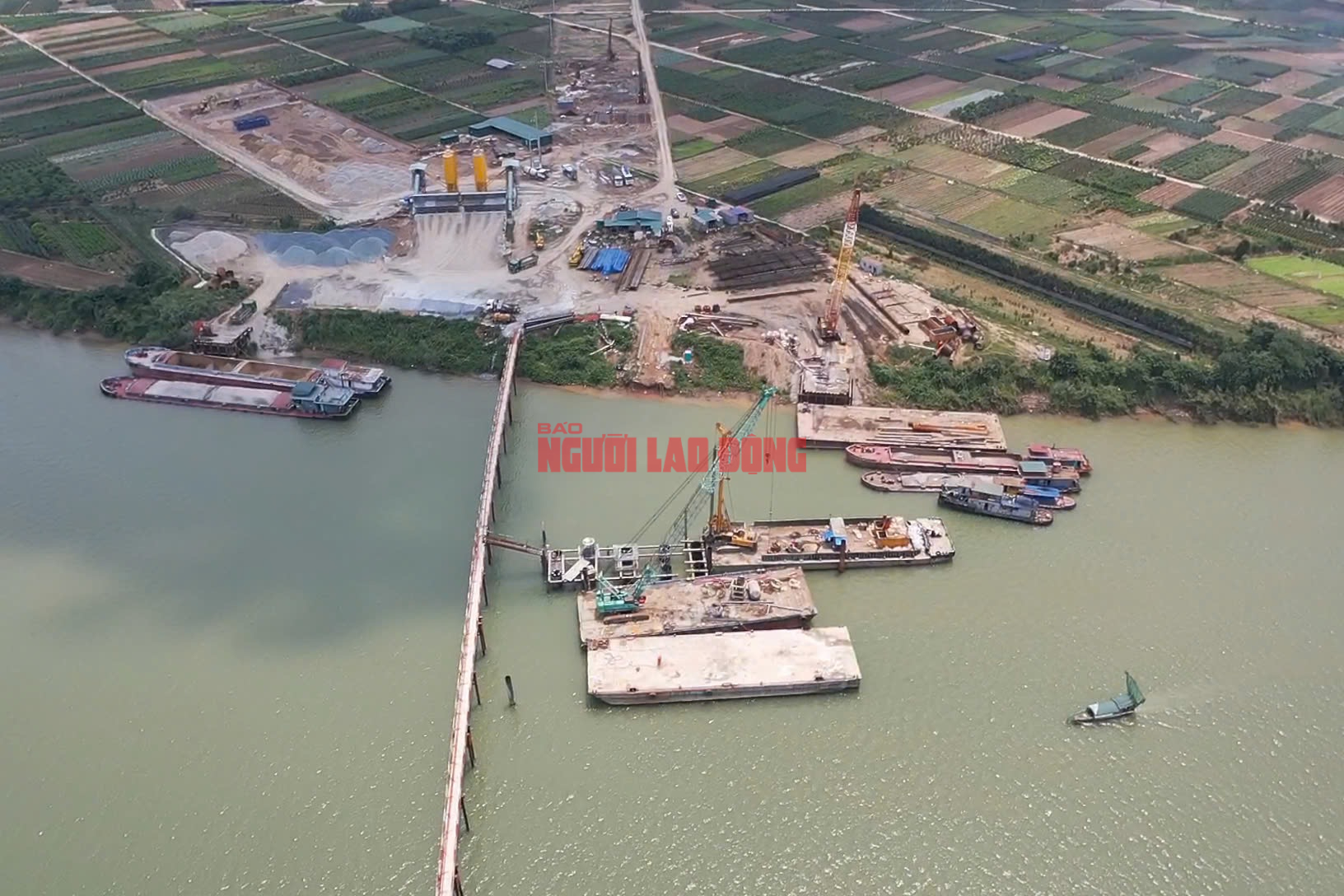 Cận cảnh giải phóng mặt bằng các cây cầu bắc qua sông Hồng - Ảnh 8