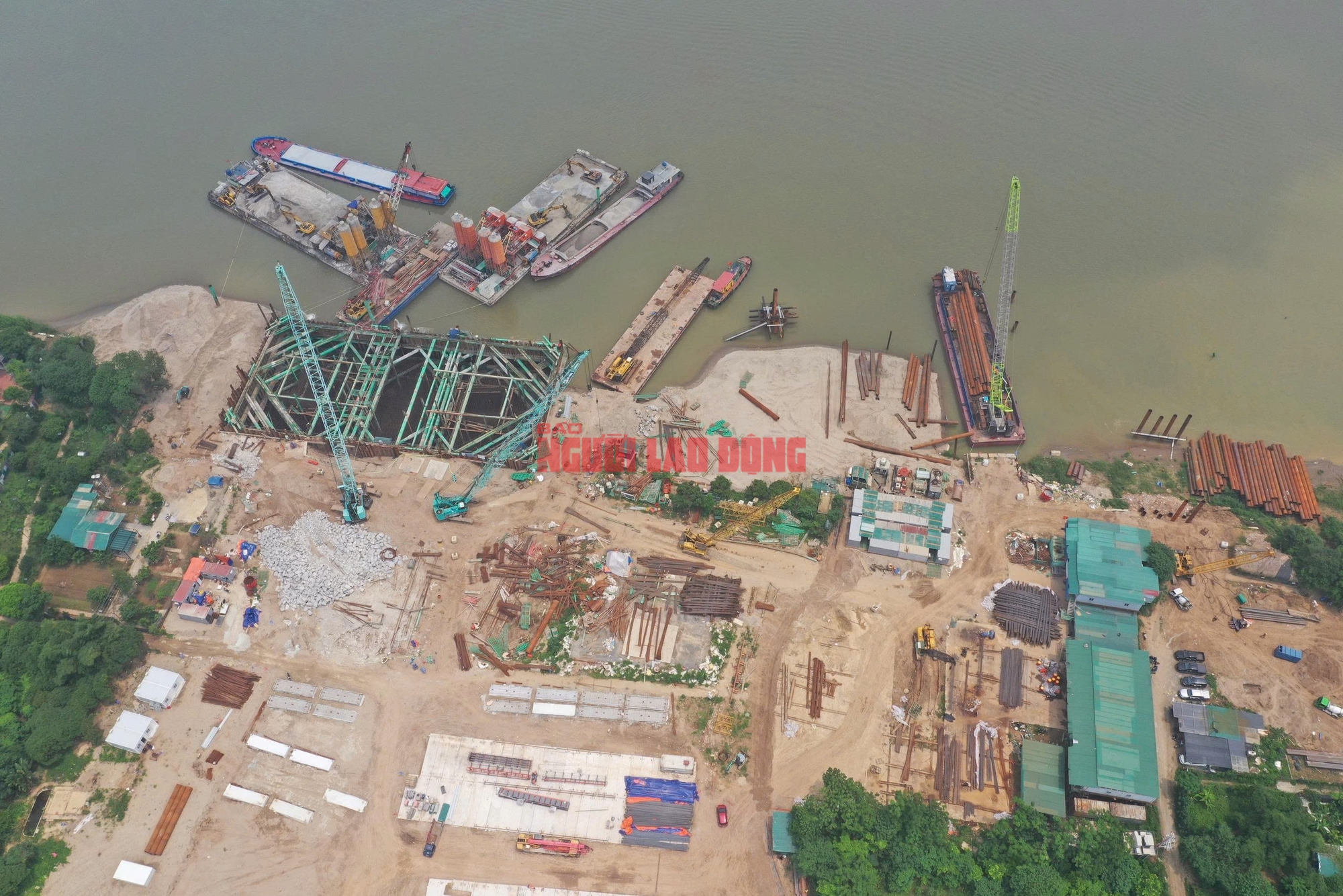 Cận cảnh giải phóng mặt bằng các cây cầu bắc qua sông Hồng - Ảnh 9