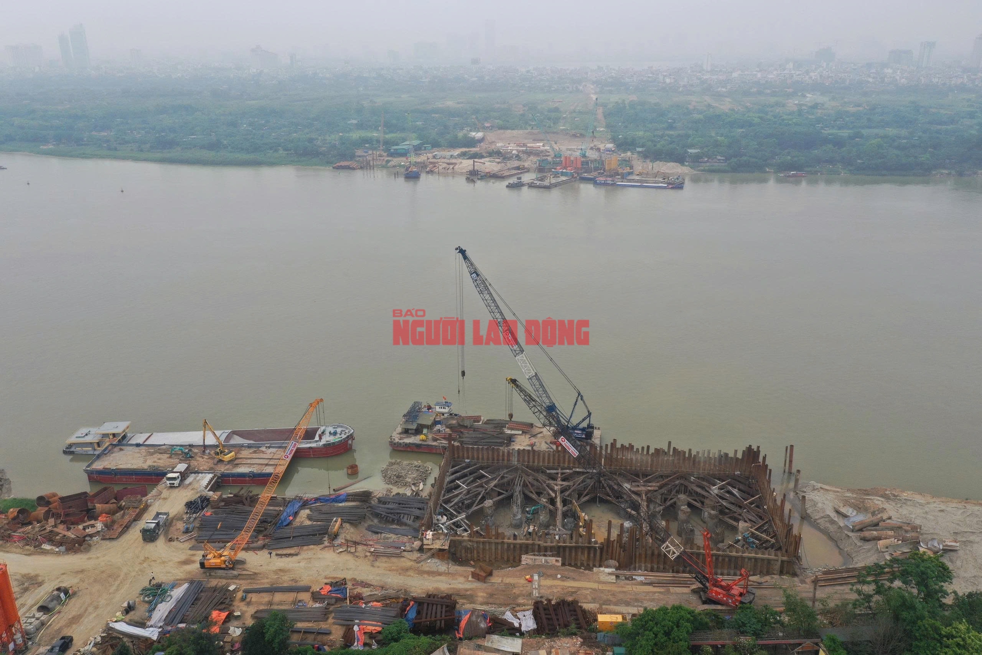 Cận cảnh giải phóng mặt bằng các cây cầu bắc qua sông Hồng - Ảnh 10