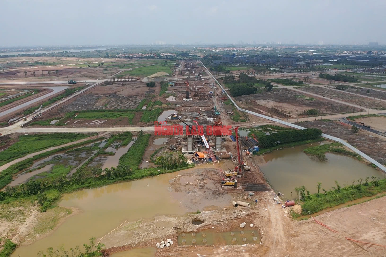 Cận cảnh giải phóng mặt bằng các cây cầu bắc qua sông Hồng - Ảnh 12