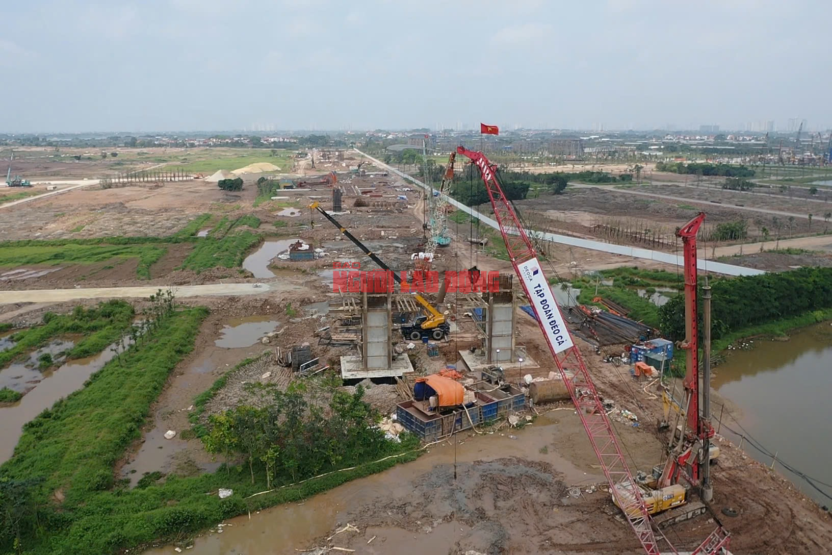 Cận cảnh giải phóng mặt bằng các cây cầu bắc qua sông Hồng - Ảnh 13