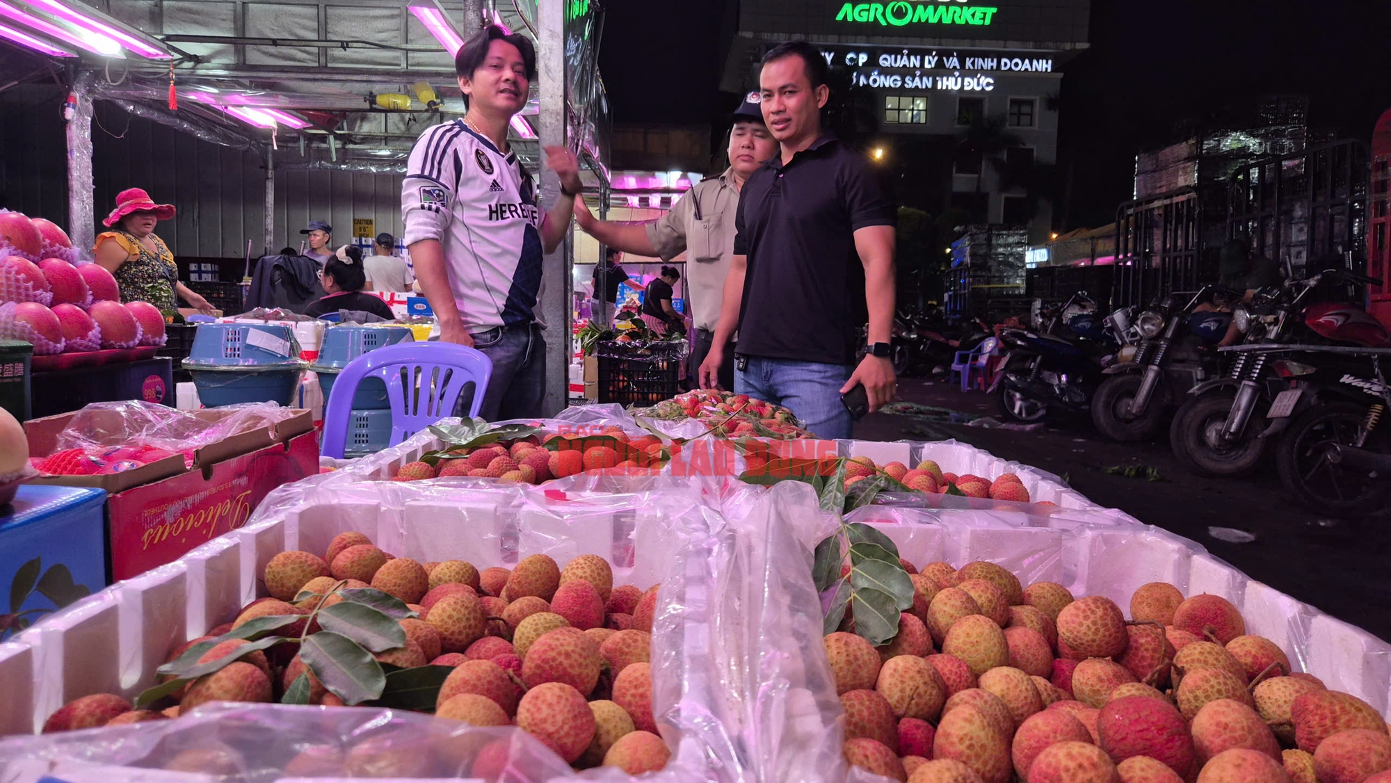 Cận cảnh chợ đầu mối Thủ Đức vào mùa trái cây, ngập sầu riêng, vải, mận - Ảnh 1