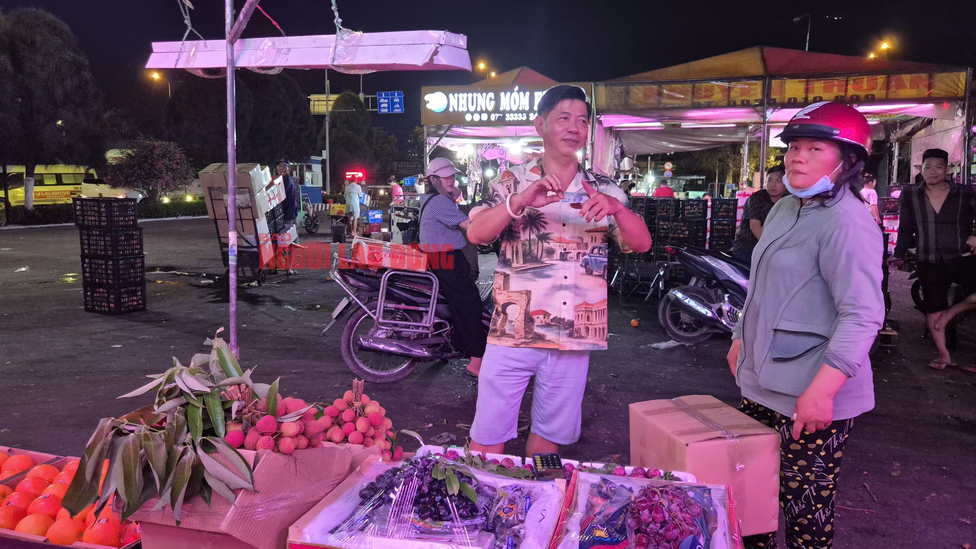 Cận cảnh chợ đầu mối Thủ Đức vào mùa trái cây, ngập sầu riêng, vải, mận - Ảnh 2