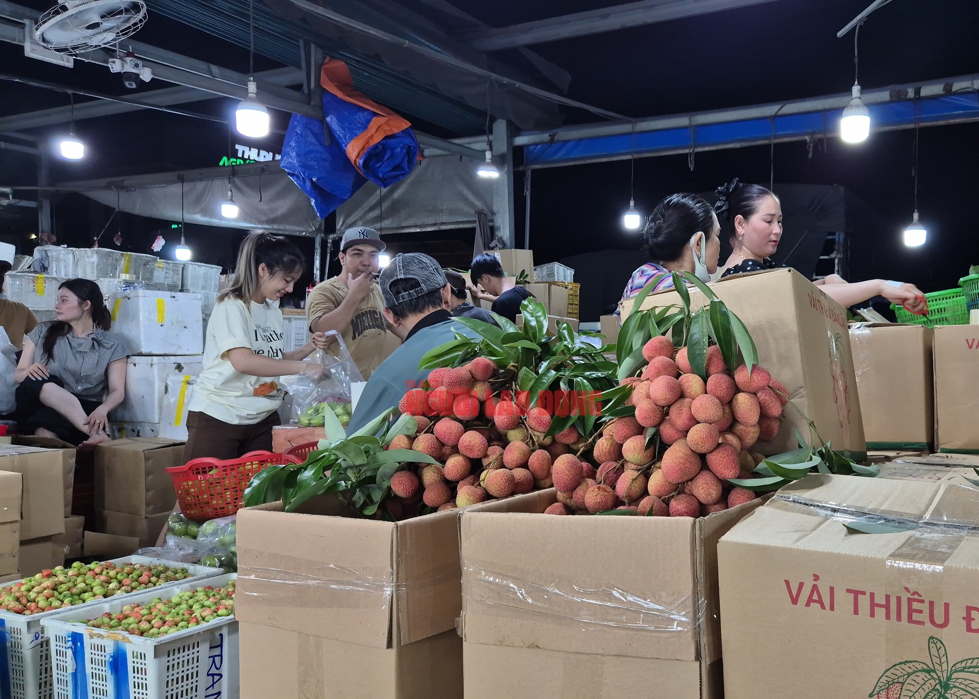 Cận cảnh chợ đầu mối Thủ Đức vào mùa trái cây, ngập sầu riêng, vải, mận - Ảnh 3