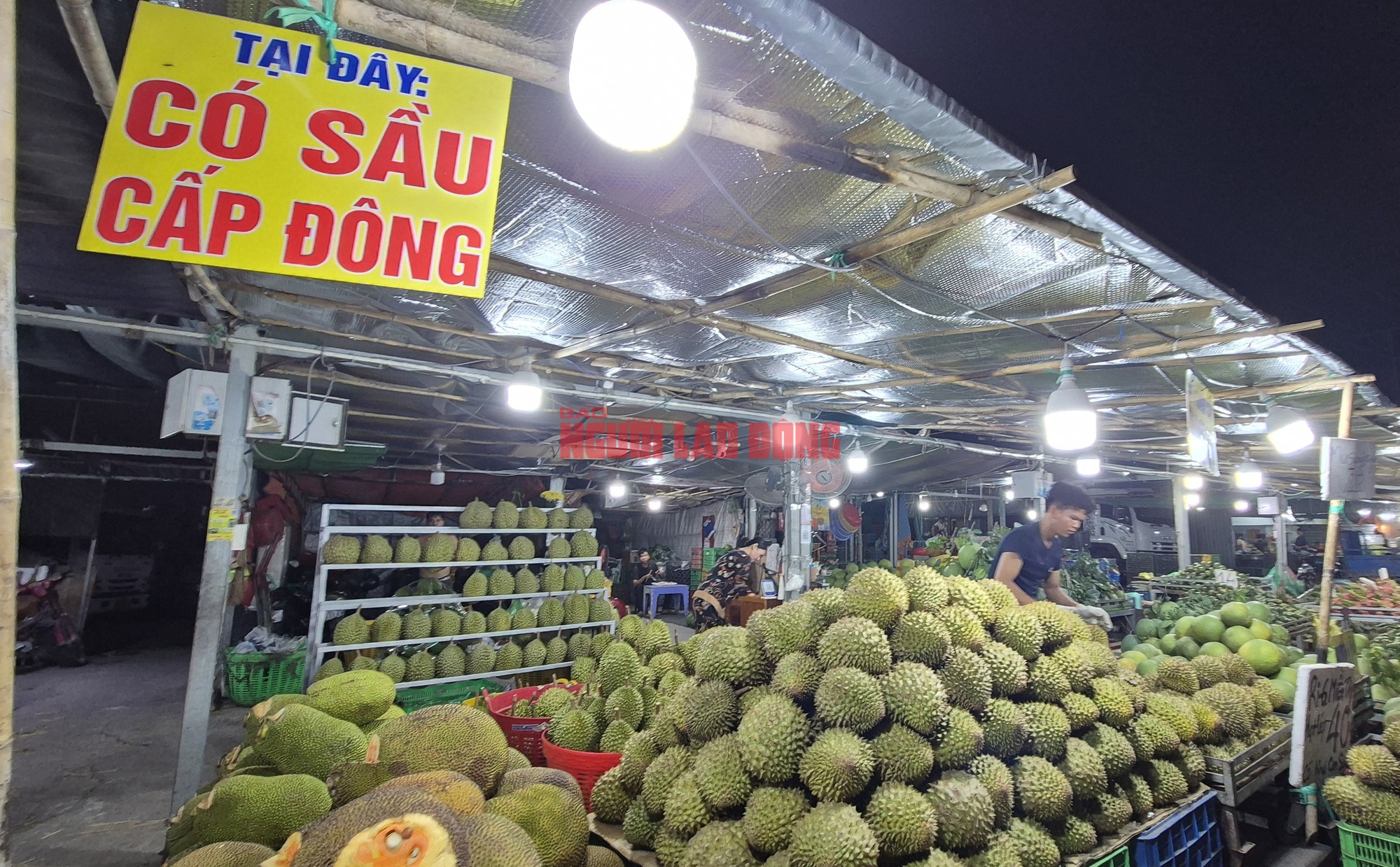 Cận cảnh chợ đầu mối Thủ Đức vào mùa trái cây, ngập sầu riêng, vải, mận - Ảnh 7