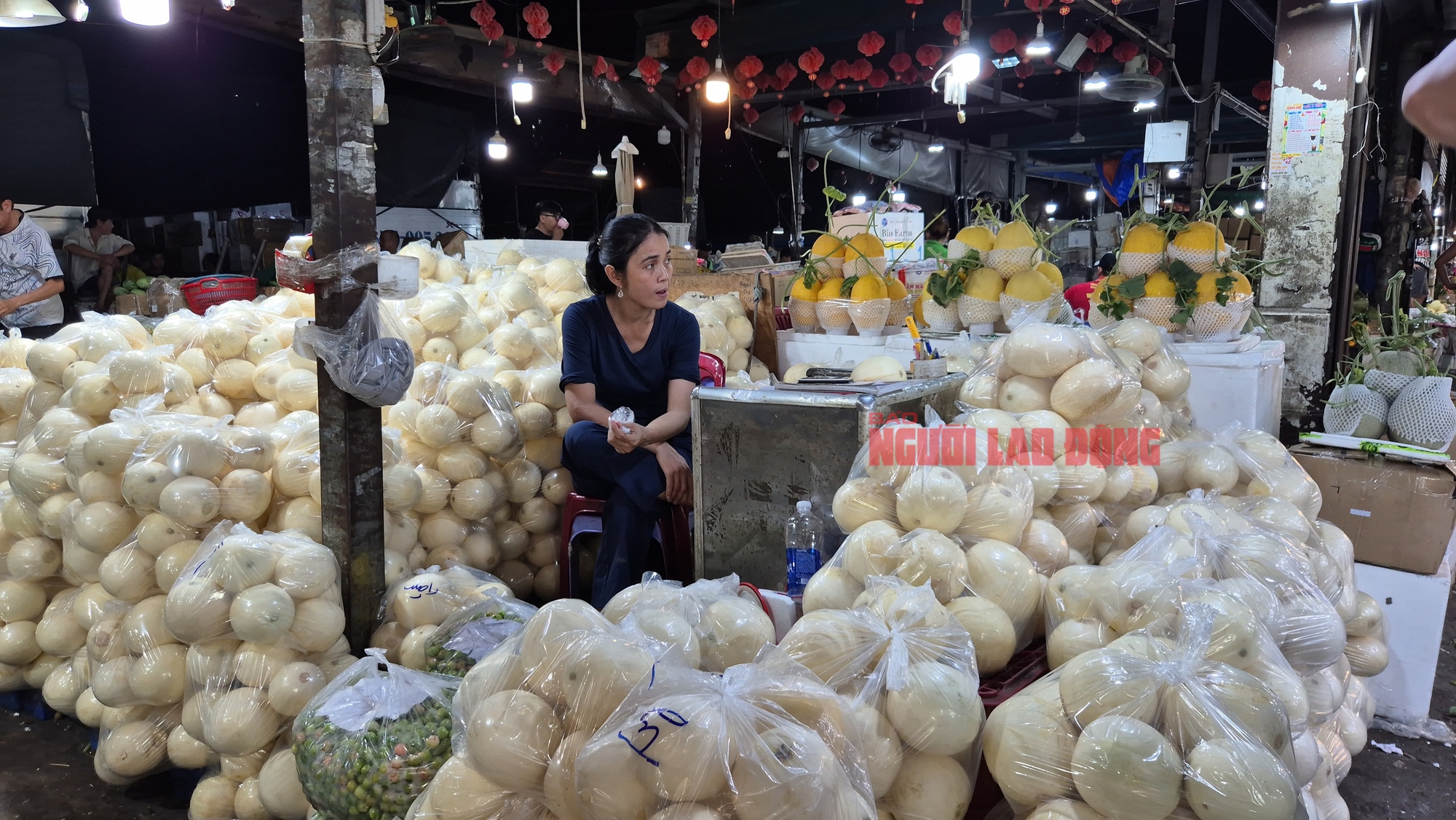 Cận cảnh chợ đầu mối Thủ Đức vào mùa trái cây, ngập sầu riêng, vải, mận - Ảnh 11