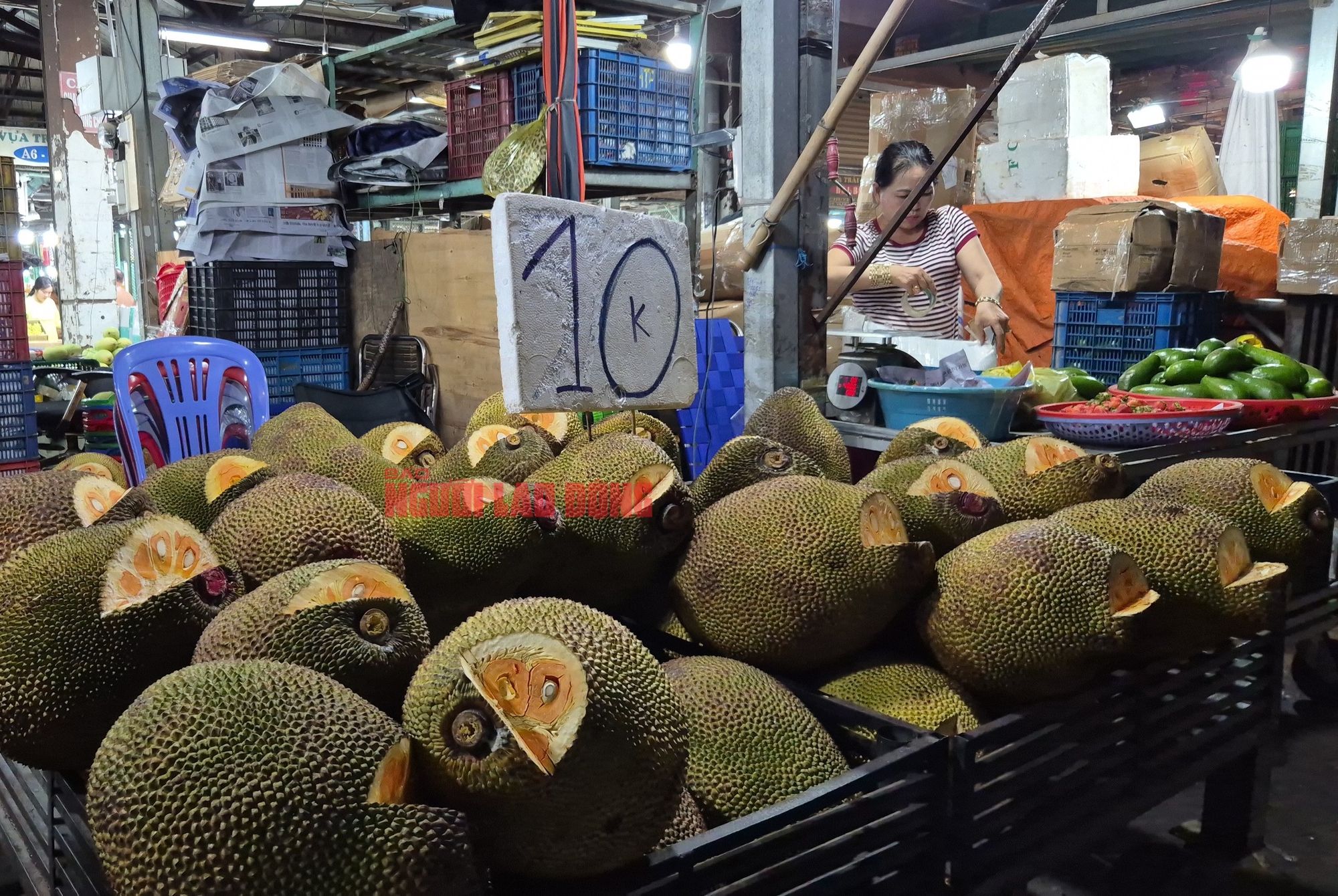 Cận cảnh chợ đầu mối Thủ Đức vào mùa trái cây, ngập sầu riêng, vải, mận - Ảnh 12