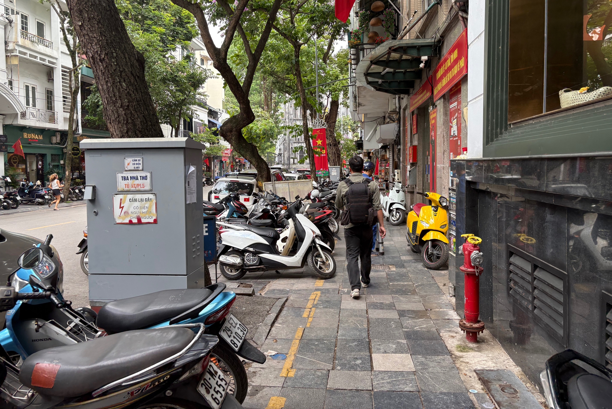 Tiểu thương phố cổ Hà Nội: "Thà trả phí để dùng vỉa hè đàng hoàng, còn hơn vừa buôn bán vừa thấp thỏm" - Ảnh 4