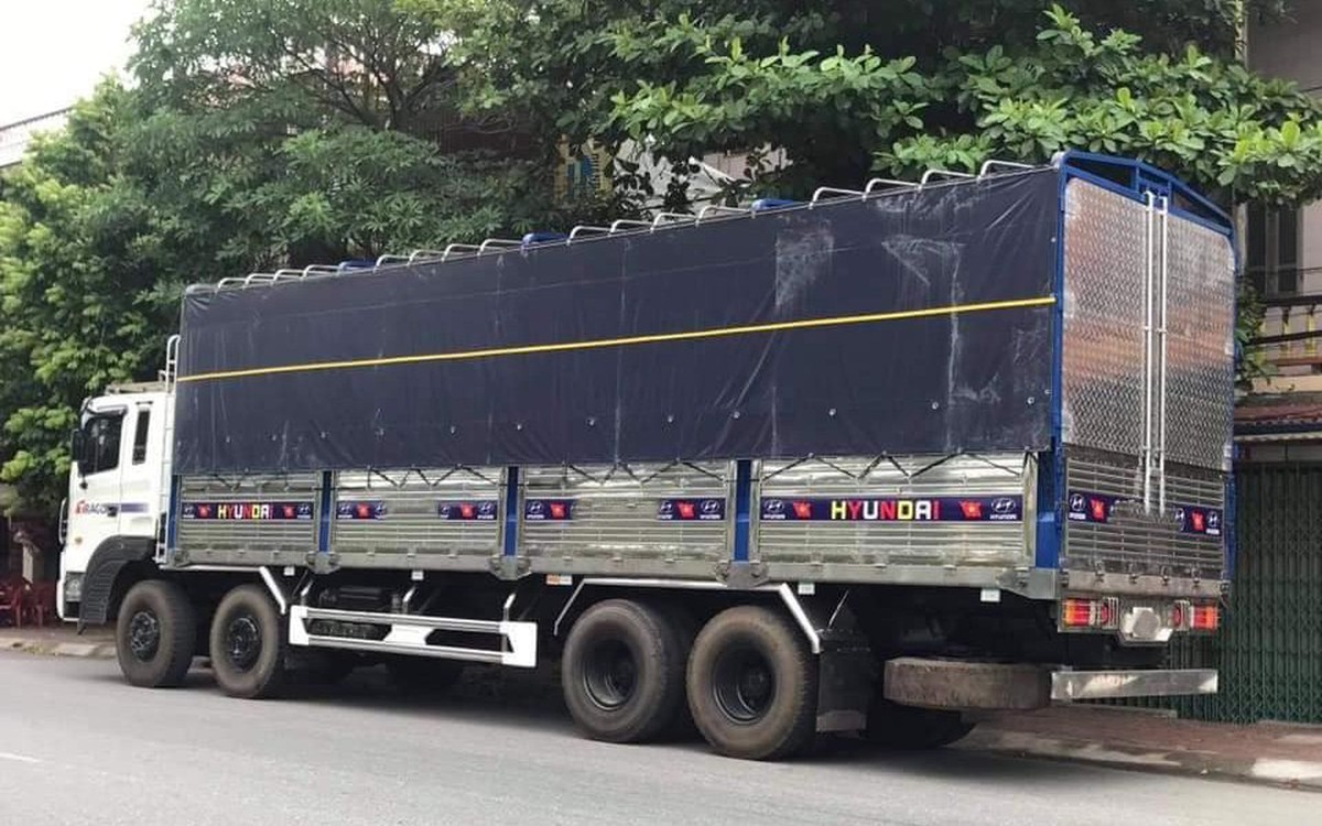Phát hiện xe tải màu đen lạ, công an Việt Nam lập tức vào cuộc theo dõi giám sát, kiểm tra