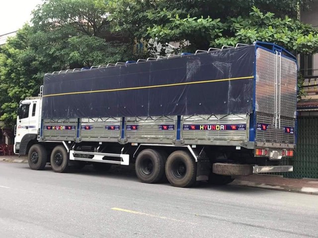 Phát hiện xe tải màu đen lạ, công an Việt Nam lập tức vào cuộc theo dõi giám sát, kiểm tra - Ảnh 1