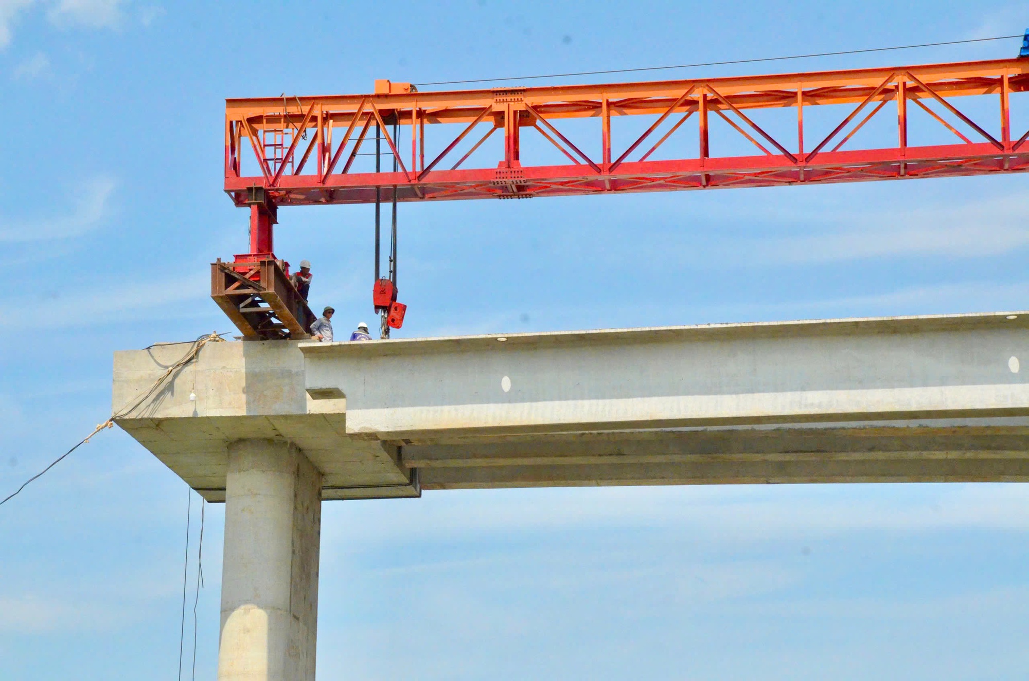 Cận cảnh cây cầu bắc qua sông Đồng Nai kết nối với TPHCM - Ảnh 4