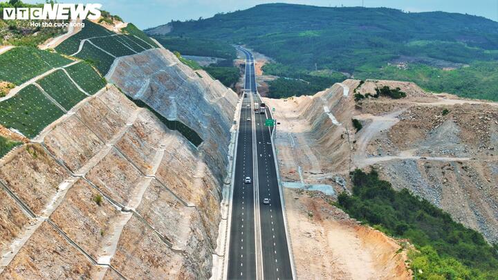 Ngắm cao tốc Bắc - Nam tuyệt đẹp uốn lượn giữa núi sông Tây Nguyên - Ảnh 3