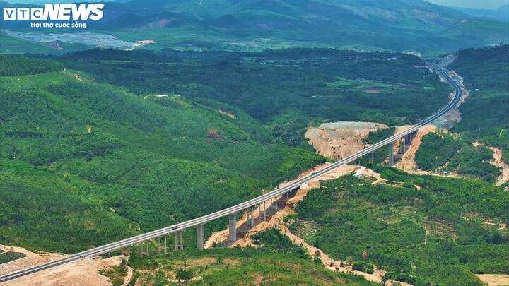 Ngắm cao tốc Bắc - Nam tuyệt đẹp uốn lượn giữa núi sông Tây Nguyên - Ảnh 2