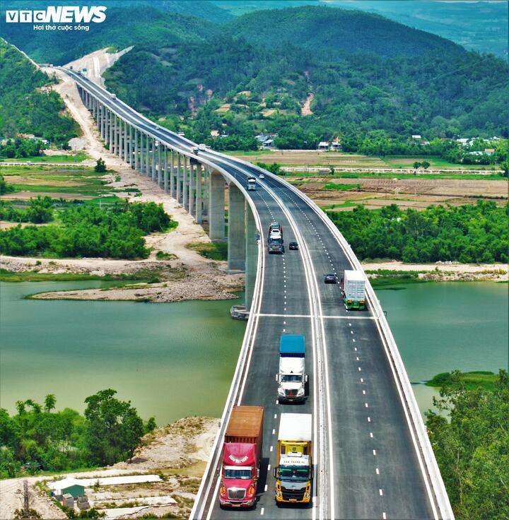 Ngắm cao tốc Bắc - Nam tuyệt đẹp uốn lượn giữa núi sông Tây Nguyên - Ảnh 5