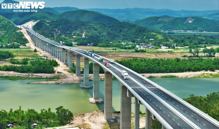 Ngắm cao tốc Bắc - Nam tuyệt đẹp uốn lượn giữa núi sông Tây Nguyên - Ảnh 4
