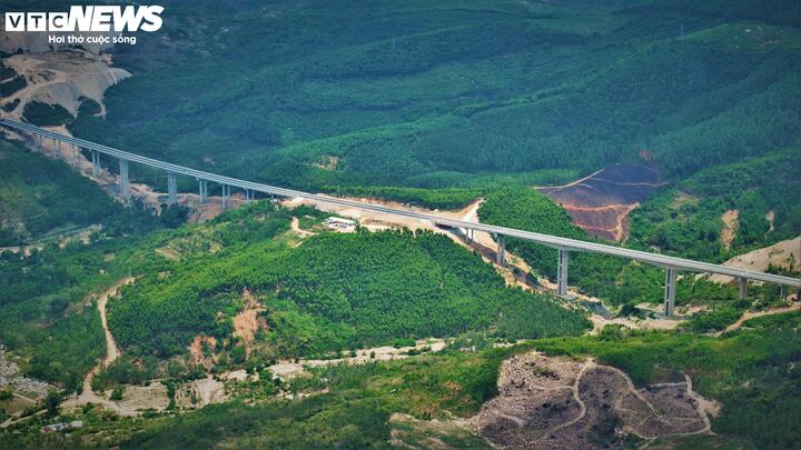 Ngắm cao tốc Bắc - Nam tuyệt đẹp uốn lượn giữa núi sông Tây Nguyên - Ảnh 7