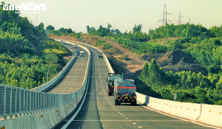 Ngắm cao tốc Bắc - Nam tuyệt đẹp uốn lượn giữa núi sông Tây Nguyên - Ảnh 10