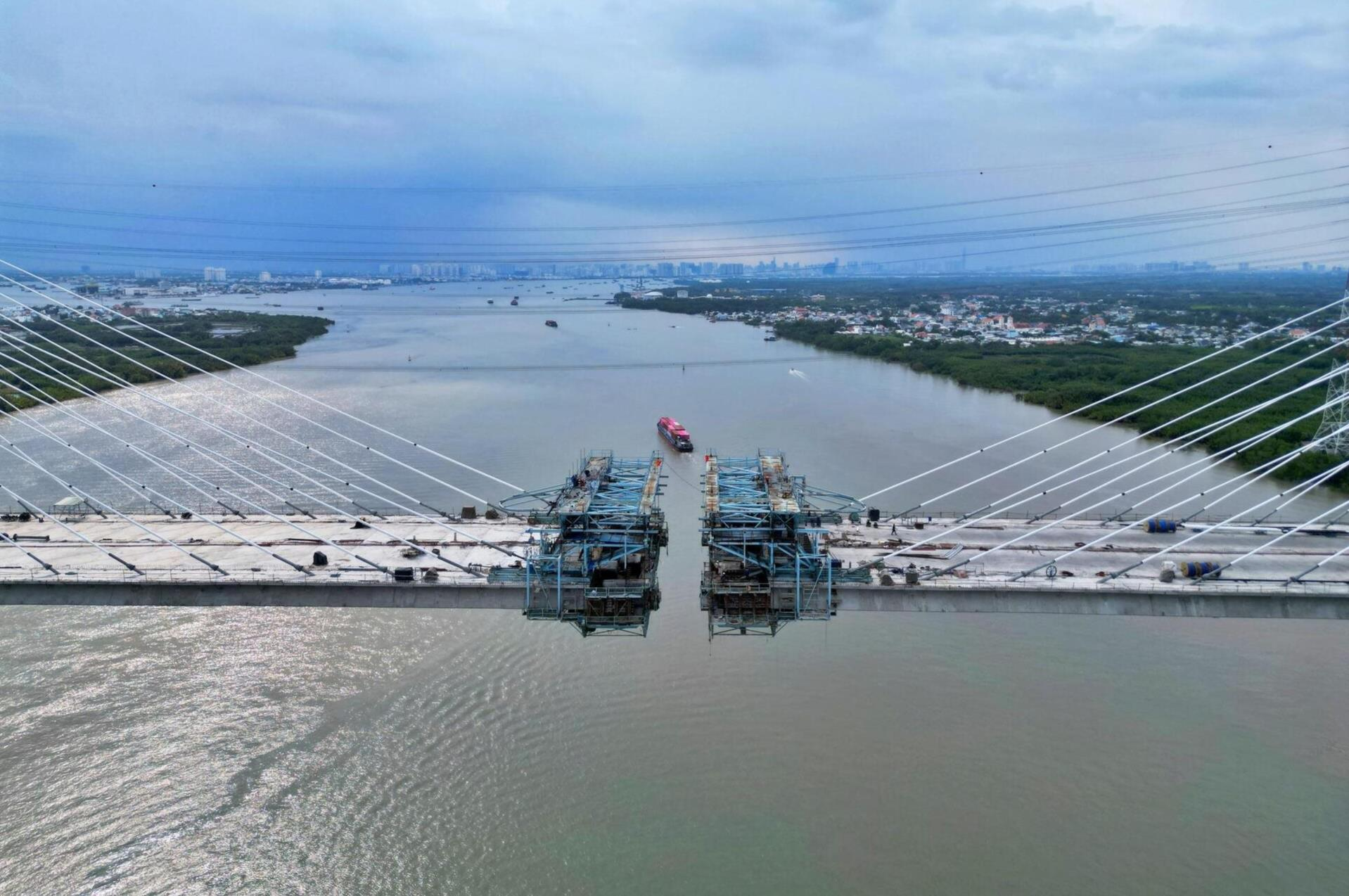 Việt Nam sắp sở hữu cầu dây văng nhịp chính 300m với tĩnh không thông thuyền cao kỷ lục chưa từng có trong lịch sử - Ảnh 1